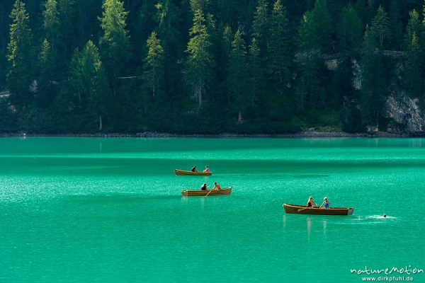 Ruderboote auf dem Pragser Wildsee, Dolomiten, Italien