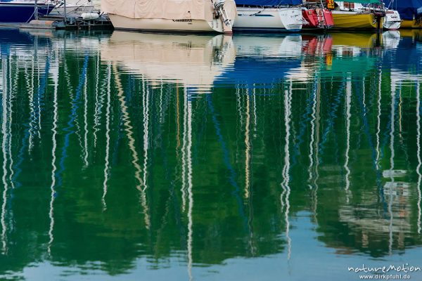 Segelboote am Steg, Spiegelung der Masten im gekräuselten Wasser, Füssen, Deutschland