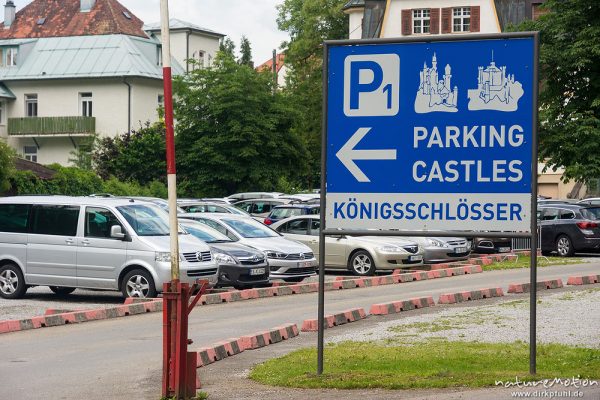 Verkehrsschild „Parking Castles“, Parkplatz Schloss Neuschwanstein, Füssen, Deutschland
