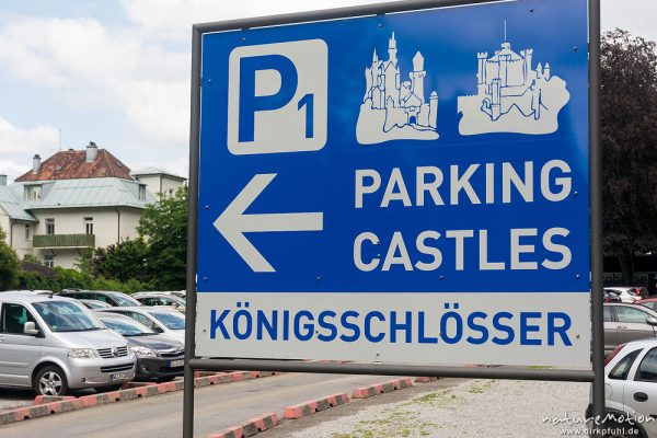 Verkehrsschild „Parking Castles“, Parkplatz Schloss Neuschwanstein, Füssen, Deutschland