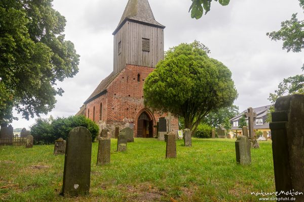 Kirche und Friedhof von Groß Zicker, alte Grabsteine, Rügen, Deutschland