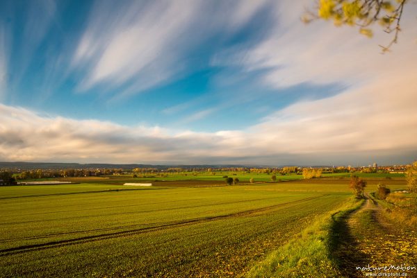 Wolken ziehen über herbstliche Landschaft, Leineauen, lange Belichtungszeit, Göttingen, Deutschland