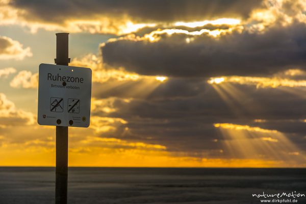 Markierung der Ruhezone Nationalpark, Sonnenuntergang über dem Meer, Hohes Riff, Borkum, Deutschland