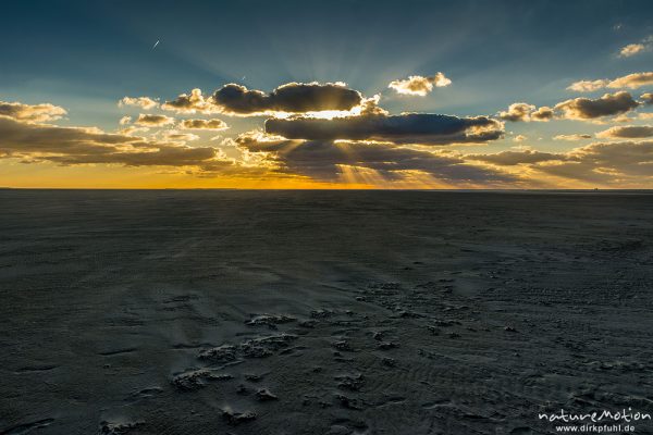 Sonnenuntergang über dem Meer, wehender Sand, Hohes Riff, Borkum, Deutschland