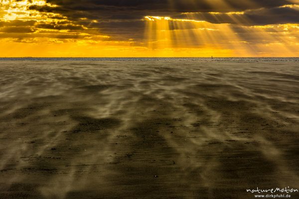 Sonnenuntergang über dem Meer, wehender Sand, Hohes Riff, Borkum, Deutschland