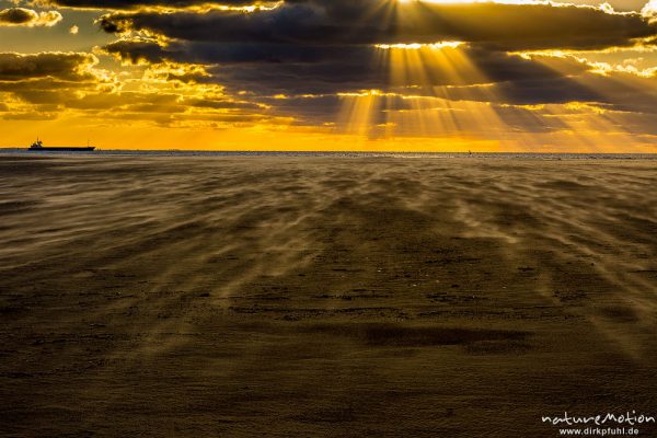 Sonnenuntergang über dem Meer, wehender Sand, Hohes Riff, Borkum, Deutschland