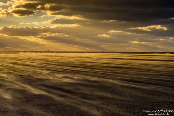Sonnenuntergang über dem Meer, wehender Sand, Hohes Riff, Borkum, Deutschland