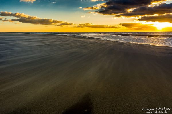 Sonnenuntergang über dem Meer, wehender Sand, Hohes Riff, Borkum, Deutschland