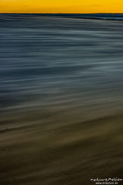 Sonnenuntergang über dem Meer, wehender Sand, Hohes Riff, Borkum, Deutschland