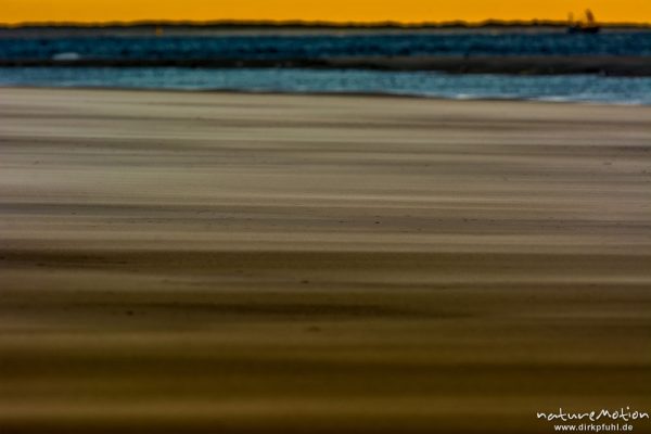 Sonnenuntergang über dem Meer, wehender Sand, Hohes Riff, Borkum, Deutschland