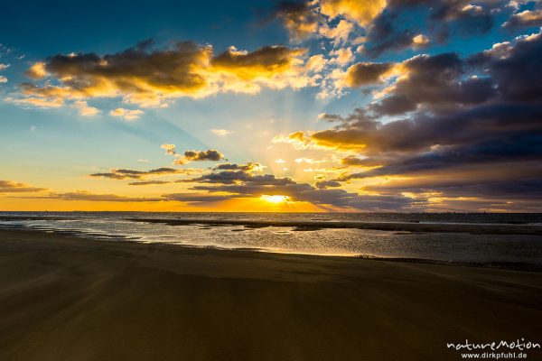 Sonnenuntergang über dem Meer, wehender Sand, Hohes Riff, Borkum, Deutschland