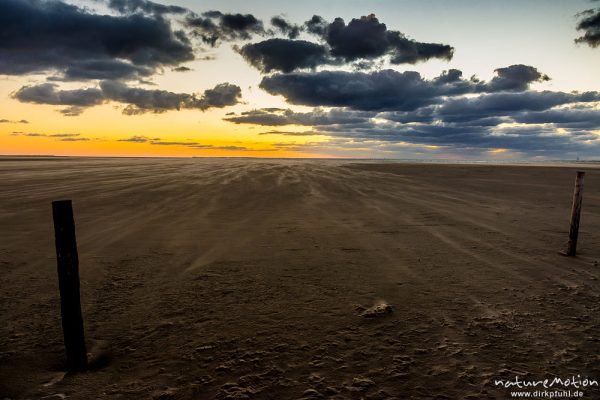 Sonnenuntergang über dem Meer, wehender Sand, Hohes Riff, Borkum, Deutschland