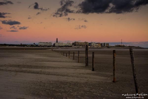 Sonnenuntergang über dem Meer, Abgrenzung Ruhezone Nationalpark, Strandpromenade, Hohes Riff, Borkum, Deutschland