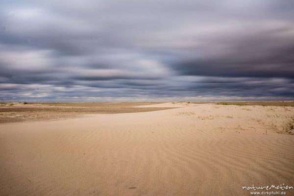 Sandrippel und Regenwolken, Nordstrand, lange Belichtungszeit, Borkum, Deutschland