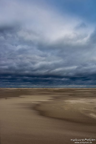Sandrippel und Regenwolken, Nordstrand, Borkum, Deutschland