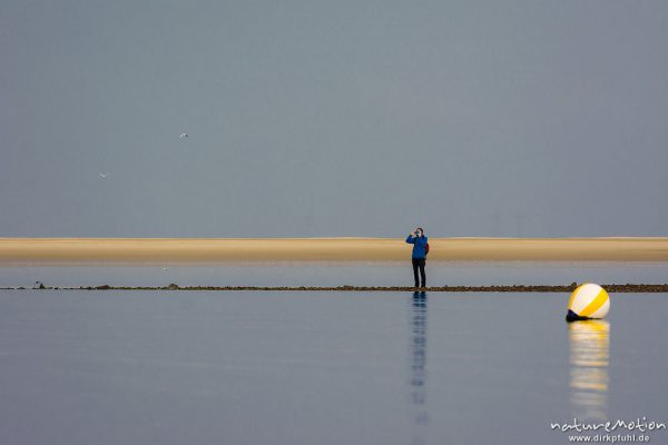 Boje vor Sandbank, Strandwanderer mit Fernglas, Badestrand, Borkum, Deutschland