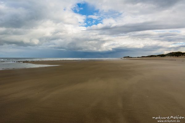 Rippel und Sandstrukturen, Regenwolken, Nordstrand, Borkum, Deutschland