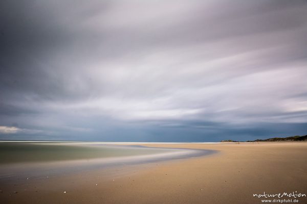 Strand mit Brandungszone und Spülsaum, Regenwolken, Nordstrand, lange Belichtungszeit, Borkum, Deutschland