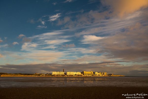 Abendstimmung Strandpromenade und Fassaden der alten Hotels, Hohes Riff, Borkum, Deutschland