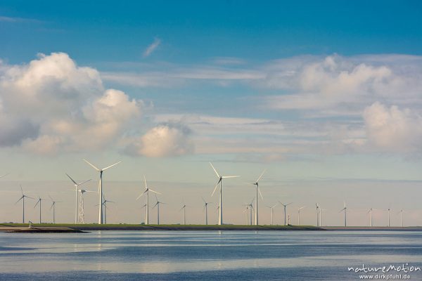 Windräder, Mündung der Ems, Emden, Deutschland