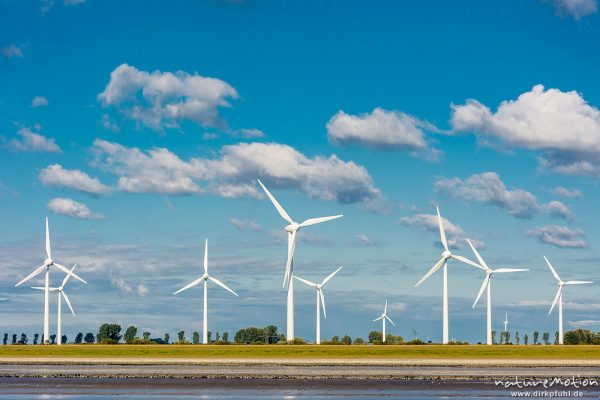 Windräder, Mündung der Ems, Emden, Deutschland