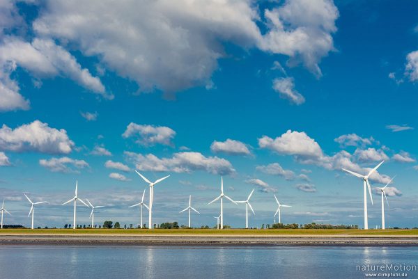 Windräder, Mündung der Ems, Emden, Deutschland