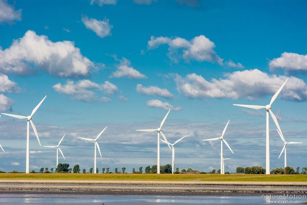 Windräder, Mündung der Ems, Emden, Deutschland