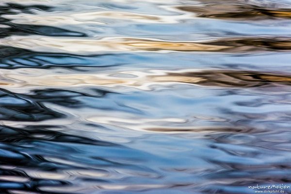 Lichtreflexe auf Wasseroberfläche, Seeburger See, Deutschland