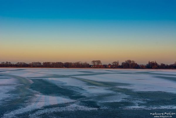zugefrorener See im Abendlicht, Steg, Blick auf Bernshausen, Seeburger See, Seeburger See, Deutschland