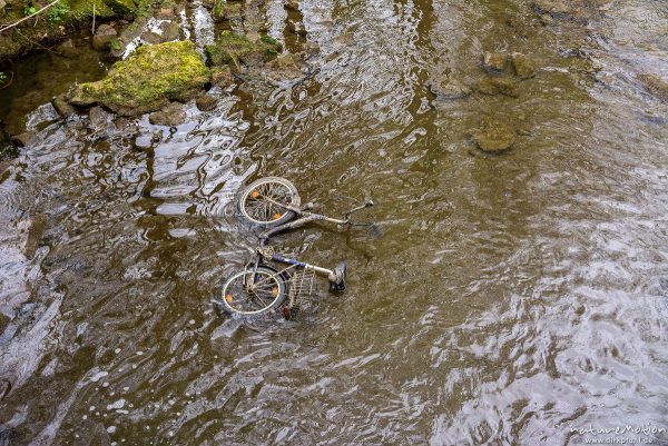 Fahrrad im Wasser, Fahrrad wurde in Bachlauf der Grone geworfen, Levinscher Park, Göttingen, Deutschland