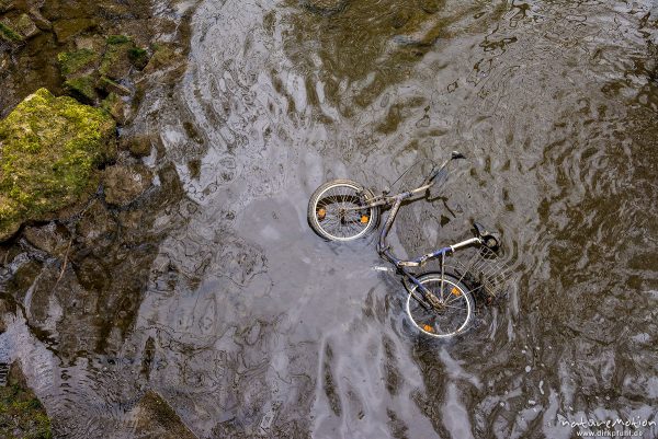 Fahrrad im Wasser, Fahrrad wurde in Bachlauf der Grone geworfen, Levinscher Park, Göttingen, Deutschland