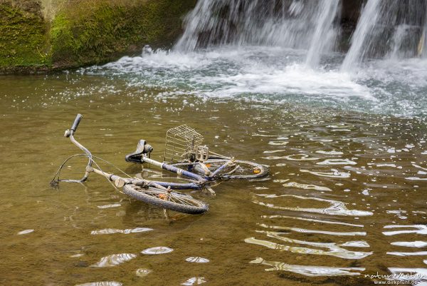 Fahrrad im Wasser, Fahrrad wurde in Bachlauf der Grone geworfen, Levinscher Park, Göttingen, Deutschland