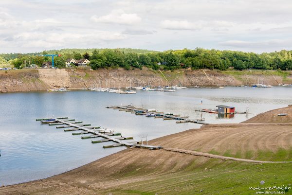 Bootsanleger, Edersee, sehr niedriger Wasserstand, Personenfähre Scheid, Waldeck, Deutschland