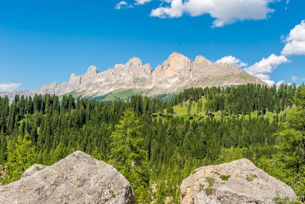 Labyrinthsteig, Felssturz am Latemar, Blick zum Rosengarten, Rotwand, Karersee, Südtirol, Italien