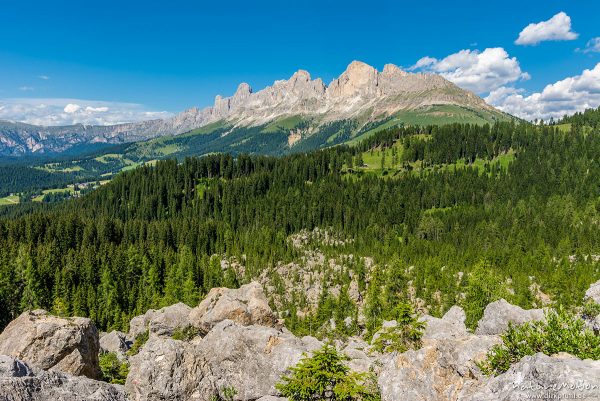 Labyrinthsteig, Felssturz am Latemar, Blick zum Rosengarten, Rotwand, Karersee, Südtirol, Italien