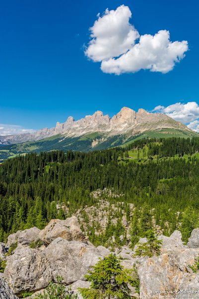 Labyrinthsteig, Felssturz am Latemar, Blick zum Rosengarten, Rotwand, Karersee, Südtirol, Italien