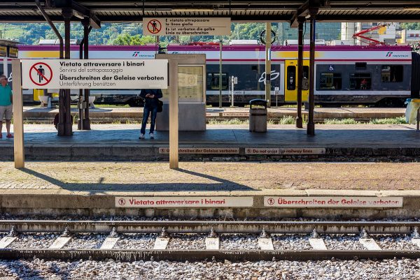 mehrfache Verbotsschilder: "Überschreiten der Gleise verboten / Vietato attraversate i binario", Bahnhof Bozen, Bozen, Italien