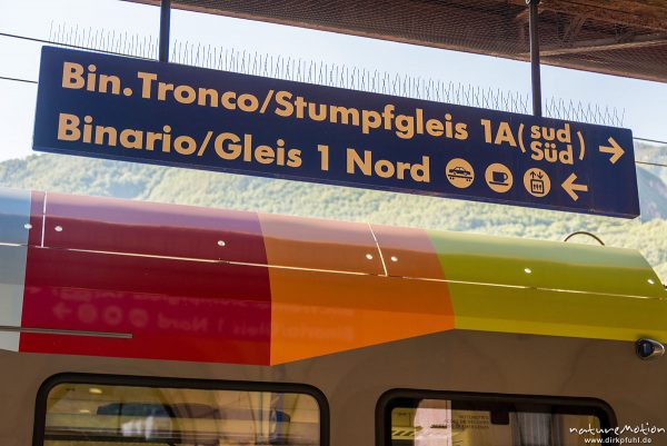 Hinweisschild "Bin. Tronco / Stumpfgleis", Bahnhof Bozen, Bozen, Italien