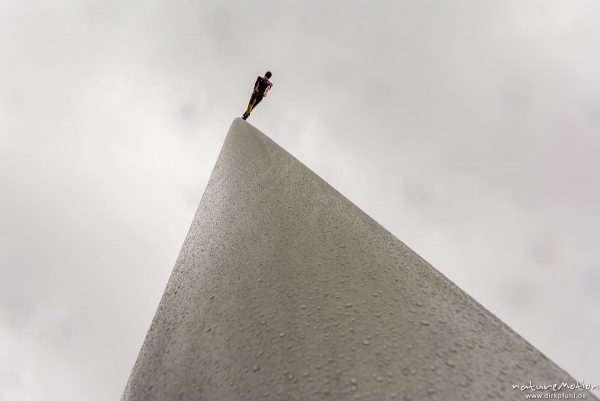 Skulptur "Man walking to the sky" von Jonathan Borofsky am Hauptbahnhof Kassel, Regenwolken und Regentropfen, Kassel, Deutschland