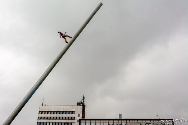 Skulptur "Man walking to the sky" von Jonathan Borofsky am Hauptbahnhof Kassel, Regenwolken und Regentropfen, Kassel, Deutschland