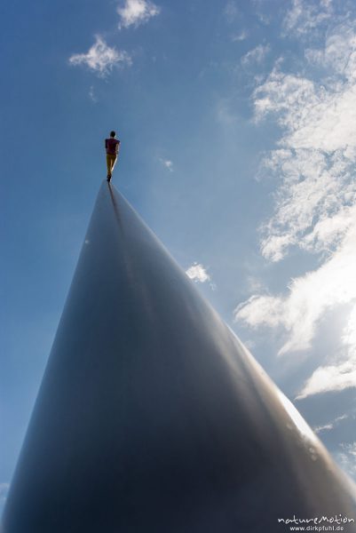 Skulptur "Man walking to the sky" von Jonathan Borofsky am Hauptbahnhof Kassel, blauer Himmel, Kassel, Deutschland
