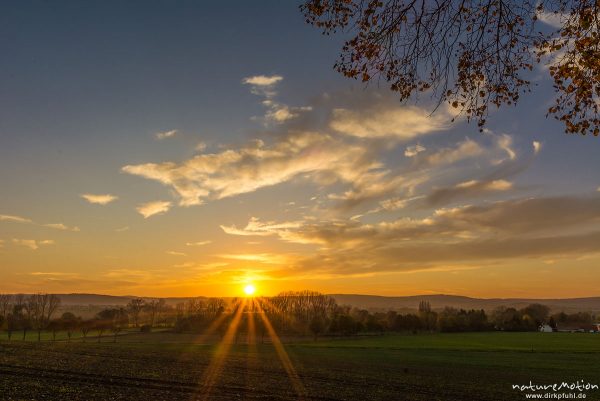Sonnenuntergang, Felder, Abendlicht, Wolkenzug, Leineauen, Göttingen, Deutschland