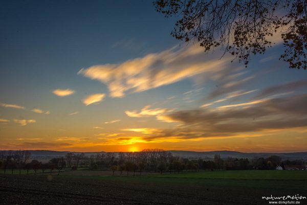 Sonnenuntergang, Felder, Abendlicht, Wolkenzug, Leineauen, Göttingen, Deutschland
