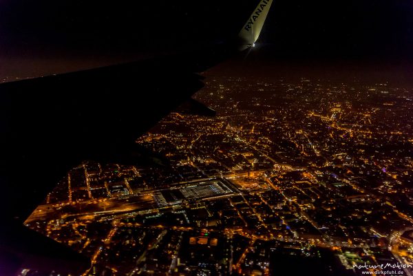 Flug über das nächtliche Rom, Lichtermeer, Landeanflug, Rom, Italien