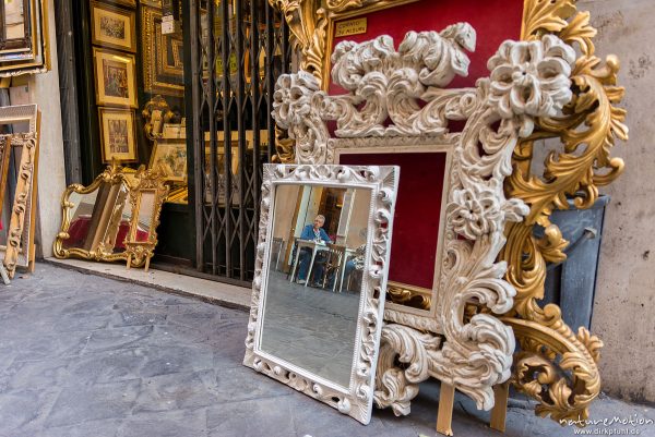 Geschäft mit Bilderrahmen und Spiegeln, Mann am Tisch spiegelt sich, Rom, Italien