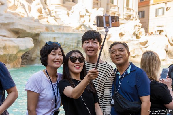 chinesische Familie macht Selfie, Trevibrunnen, Rom, Italien