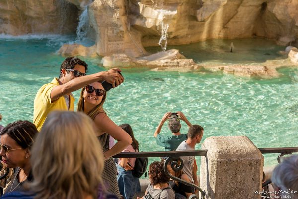 Paar macht Selfie, Trevibrunnen, Rom, Italien