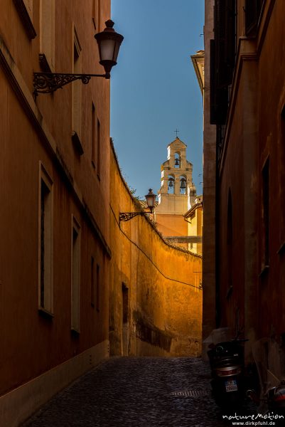 Gasse mit Glockenturm und Abendlicht,, Rom, Italien
