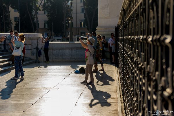 fotografierende Touristen, Viktor-Emanuelsdenkmal, Altare della Patria, Monumento Nazionale a Vittorio Emanuele II, Nationaldenkmal, Rom, Italien