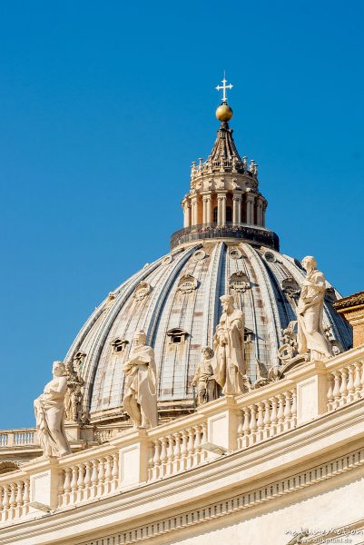 Kuppel des Petersdom und Skulpturen auf dem Säulengang des Petersplatz, Rom, Italien